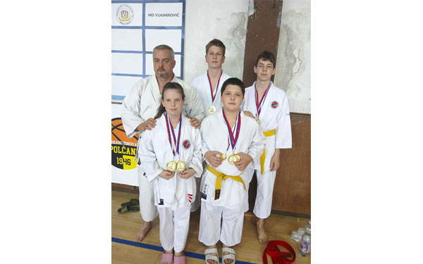 Maximális teljesítményt nyújtottak a Dombóvári Karatesuli versenyzői Topolyán