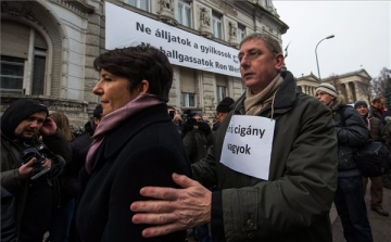 Bayer-cikk - A rasszizmus ellen tartott demonstrációt a DK a Fidesz székháza előtt