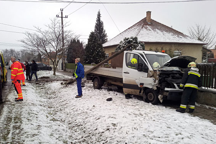Parkoló autónak majd oszlopnak ütközött egy kisteherautó Dombóváron