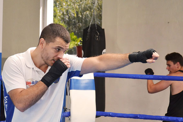 Bacskai Balázs olimpikon tartott rendhagyó bokszedzést  Dombóváron