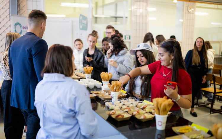 Így néz ki ma a menza: kóstolóval és edukatív előadással érkezett az Eatrend Suliprogram Dombóvárra