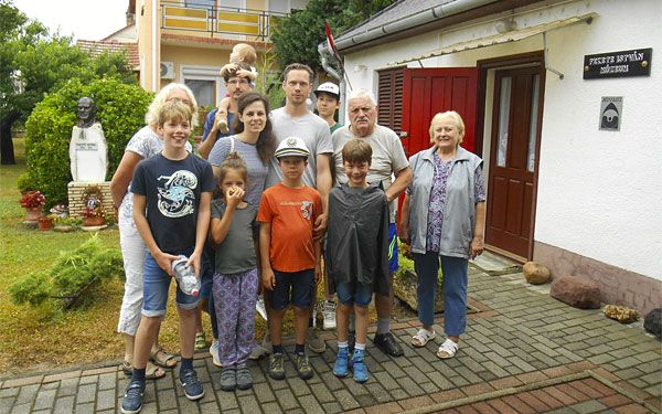 Meglátogatta a Fekete István Múzeumot a Kozáry-család