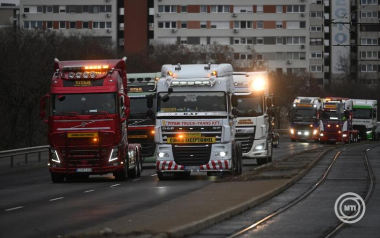 Fuvarozók tüntettek a tervezett útdíjemelés ellen Budapesten és környékén