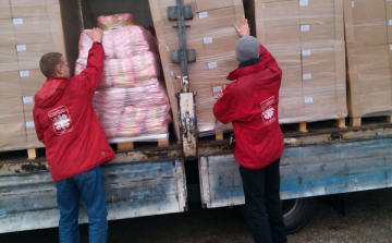 Adományokat oszt a Karitász Kisvaszaron