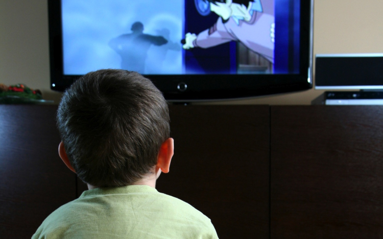 WHO: kétéves koruk előtt ne nézzenek semmilyen képernyőt passzívan a gyerekek