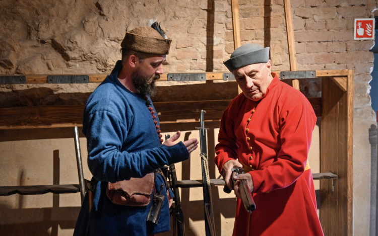 Időjósból időutazó: Németh Lajos a Szigetvári Várban kalandozott ,Vitézzé avatták