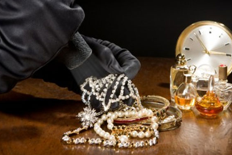 Bíróság elé kerülnek a dombóvári ékszerlopás tettesei