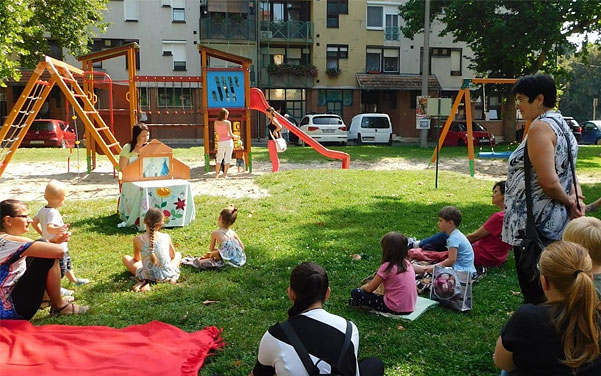 Csizmás Kandúr a Papírszínház-mesék következő előadásán