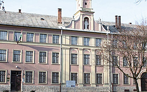 A Dombóvári Apáczai Középiskola 100 éves jubileumi találkozójára készülnek