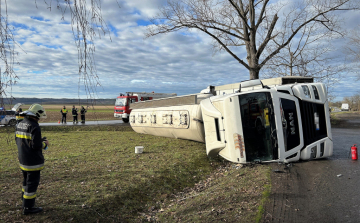 Az oldalára dőlt egy kamion Mágocs külterületén